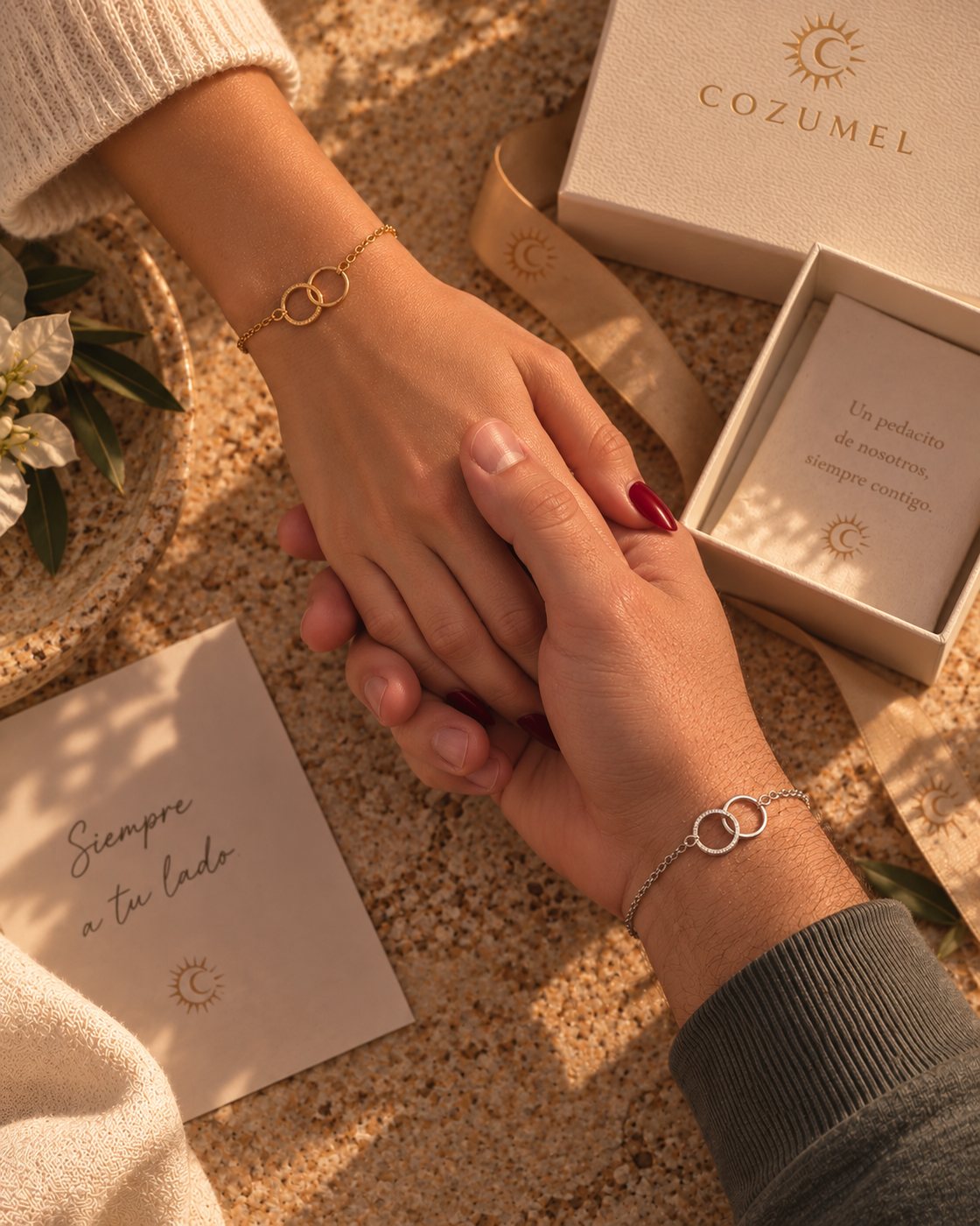 Una pareja con una pieza de Cozumel Jewelry
